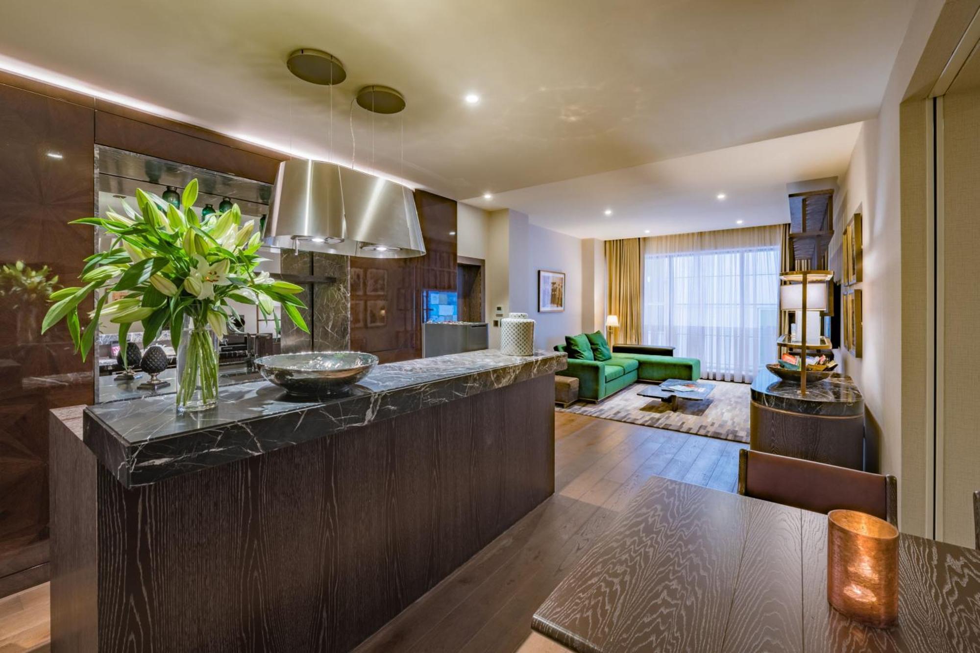Stock Exchange Hotel, Manchester, Autograph Collection Zewnętrze zdjęcie The kitchen and living room of a two-bedroom apartment