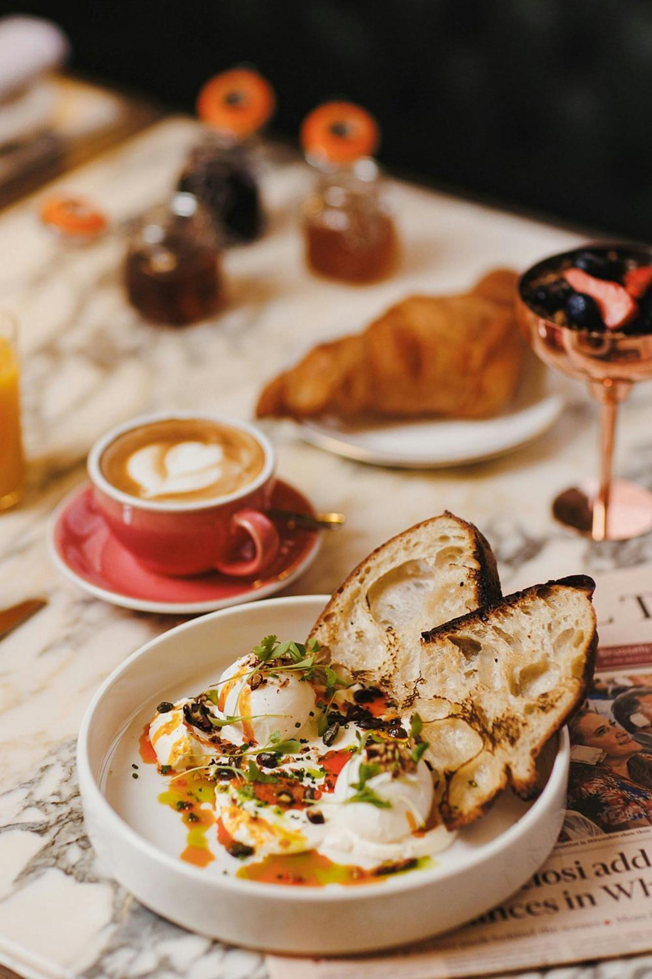 Stock Exchange Hotel, Manchester, Autograph Collection Zewnętrze zdjęcie A typical breakfast in Paris